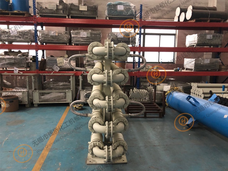 搪玻璃管式水解反應(yīng)器側(cè)面 搪玻璃管式水解反應(yīng)器側(cè)面